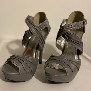 🚫‼️SOLD🚫‼️Gray Open toed strappy heels
